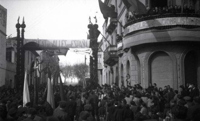 Celebració als Quatre Cantons davant de la seu de la Falange de Sant Cugat del Vallès i desfilada amb banda de músics als Quatre Cantons.