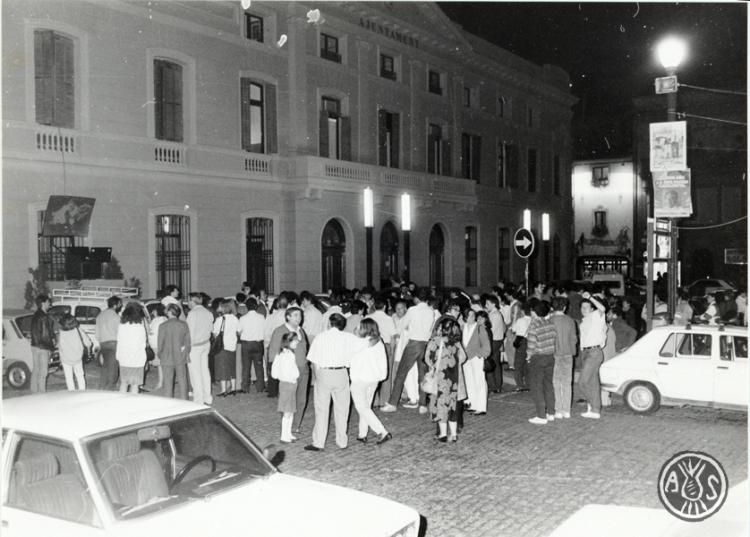 Ciutadans a la plaça de Sant Roc esperant el resultat de les eleccions municipals de l'any 1987. Sabadell