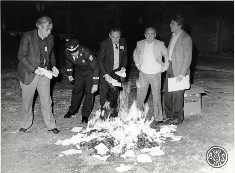 Grup de persones i policia cremant paparets després de les eleccions municipals del 1983. Sabadell