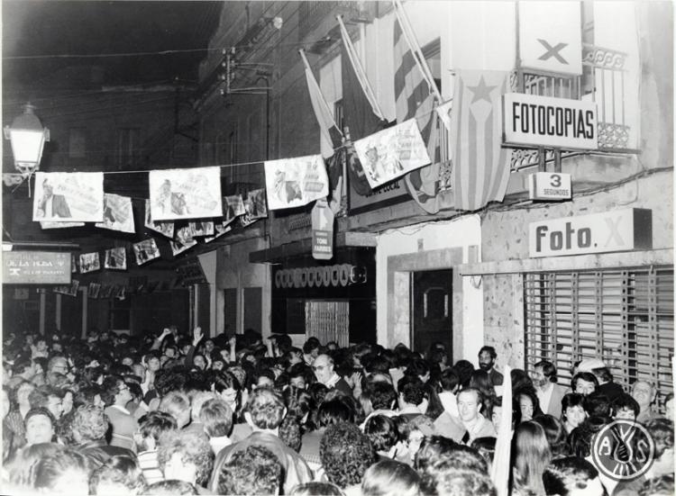 Ciutadans davant la seu del partit d'Iniciativa per Catalunya Verds al carrer de la Rosa de Sabadell