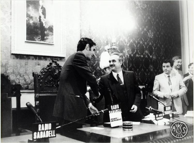 Constitució del nou consitori després de les eleccions del 1983. Presa de possessió de l'alcalde Antoni Farrés. Sabadell