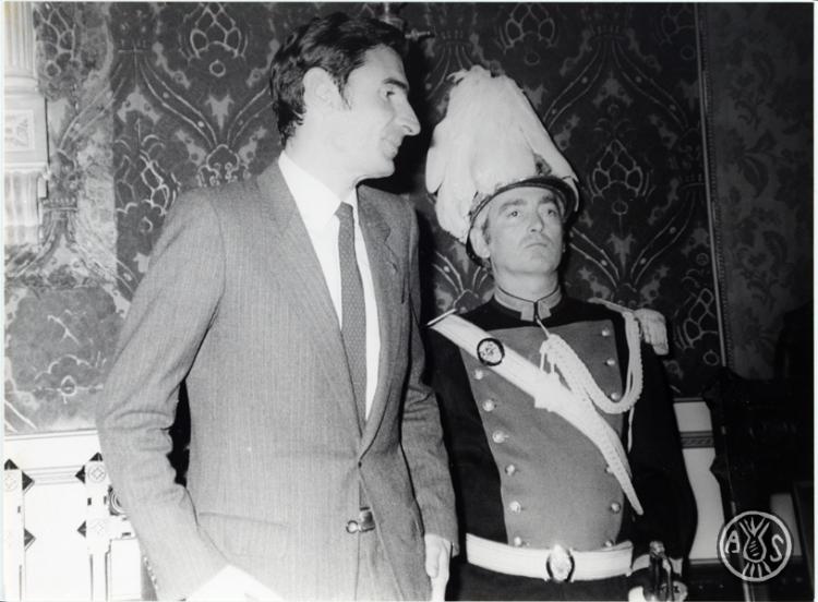Constitució del nou consitori després de les eleccions del 1983. Presa de possessió de l'alcalde Antoni Farrés. Sabadell