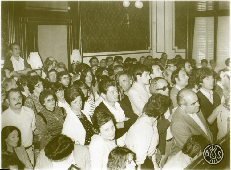 Públic assistent a l'acte de presa de possessió del nou govern resultant de les eleccions municipals del maig de 1983. Sabadell