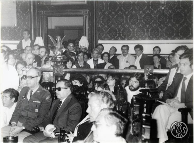 Públic assistent a l'acte de presa de possessió del nou govern resultant de les eleccions municipals del maig de 1983. Sabadell