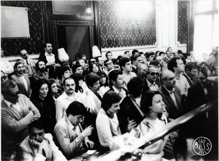 Públic assistent a l'acte de presa de possessió del nou govern resultant de les eleccions municipals del maig de 1983. Sabadell