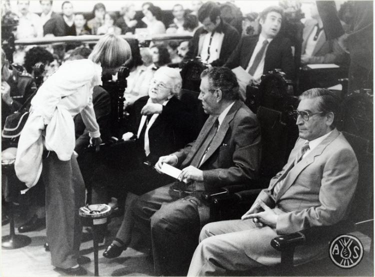 Públic assistent a l'acte de presa de possessió del nou govern resultant de les eleccions municipals del maig de 1983. Sabadell