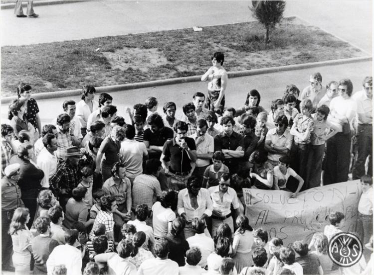 Manifestació veïns de Can Deu per una problemàtica escolar. Sabadell