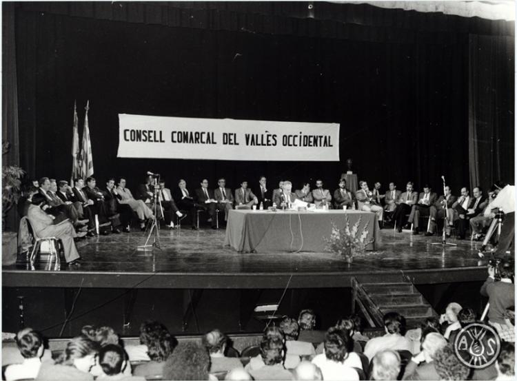 Acte de constitució del primer Consell Comarcal del Vallès Occidental al Teatre Municipal La Faràndula. Sabadell