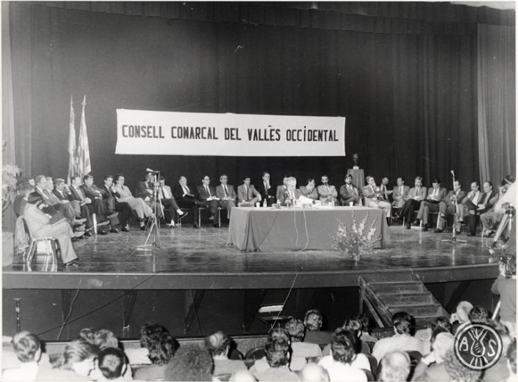Acte de constitució del primer Consell Comarcal del Vallès Occidental al Teatre Municipal La Faràndula. Sabadell