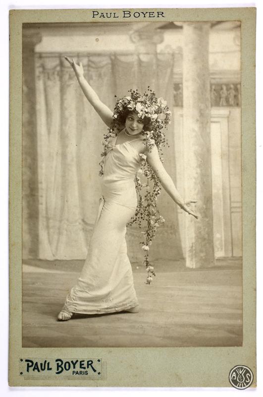 Retrat d'estudi de l'actriu i ballarina francesa Regina Badet. París.
