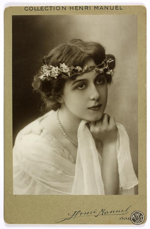 Retrat d'estudi de l'actriu francesa Gabrielle Robinne. París.