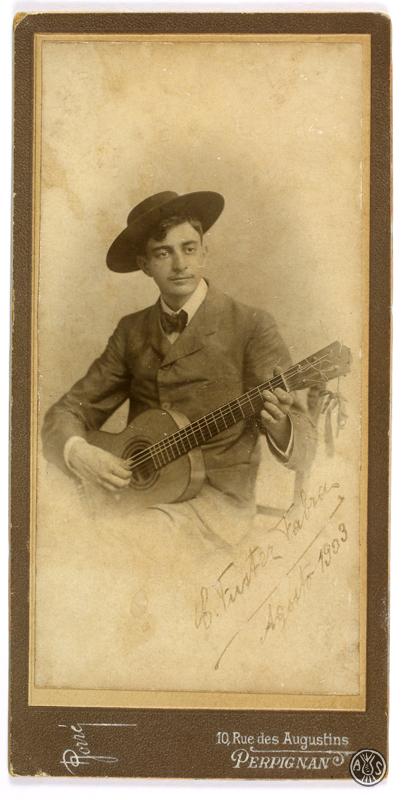 Retrat d'estudi d'home amb una guitarra. Perpinyà.