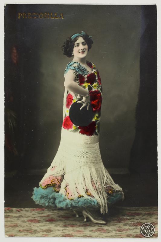 Retrat d'estudi de la cupletista espanyola Manuela Tejedor Clemente, de nom artístic Preciosilla. Madrid.
