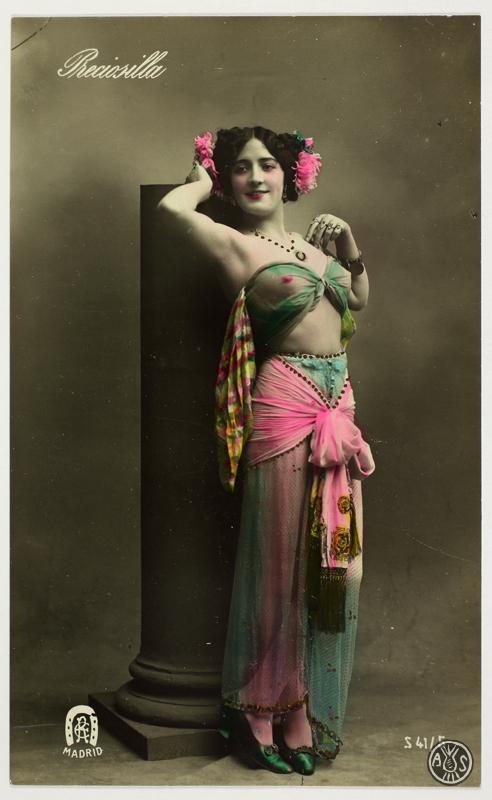 Retrat d'estudi de la cupletista espanyola Manuela Tejedor Clemente, de nom artístic Preciosilla. Madrid.