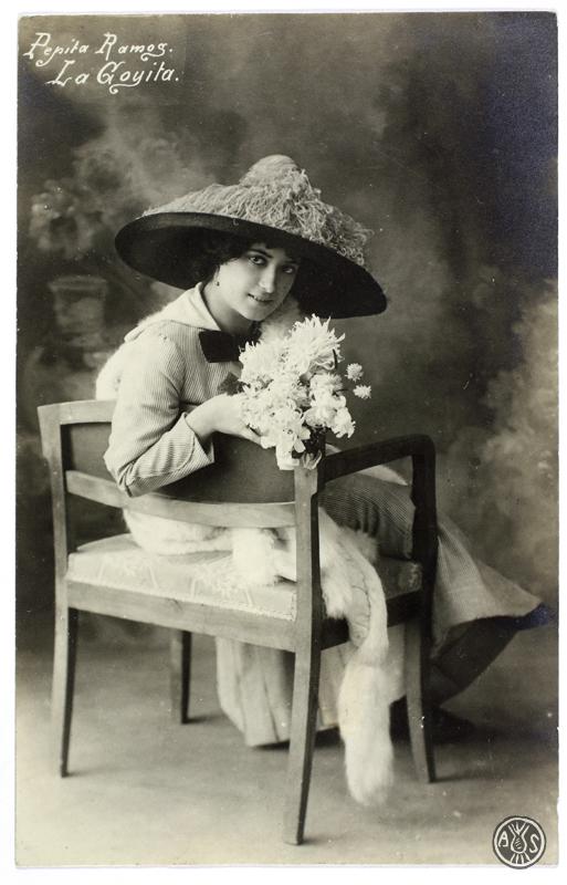 Retrat d'estudi de la cupletista Pepita Ramos Ramos, de nom artístic La Goyita. S.l.