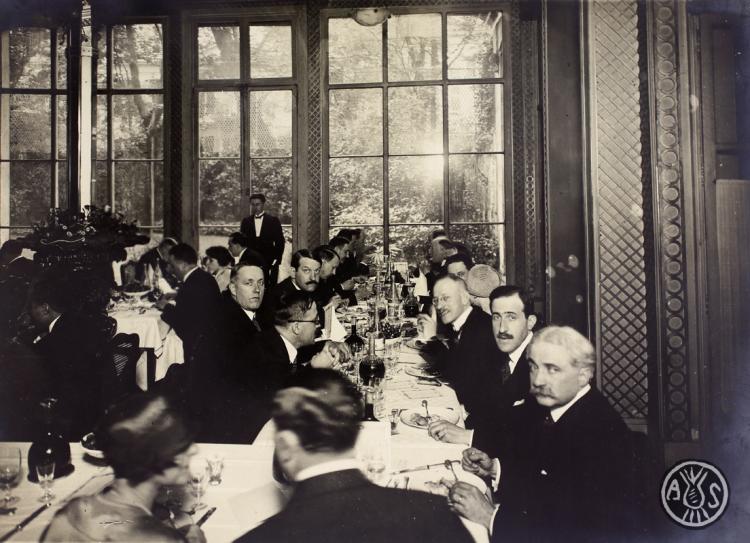 Interior d'un restaurant. Grup d'homes a taula. París.