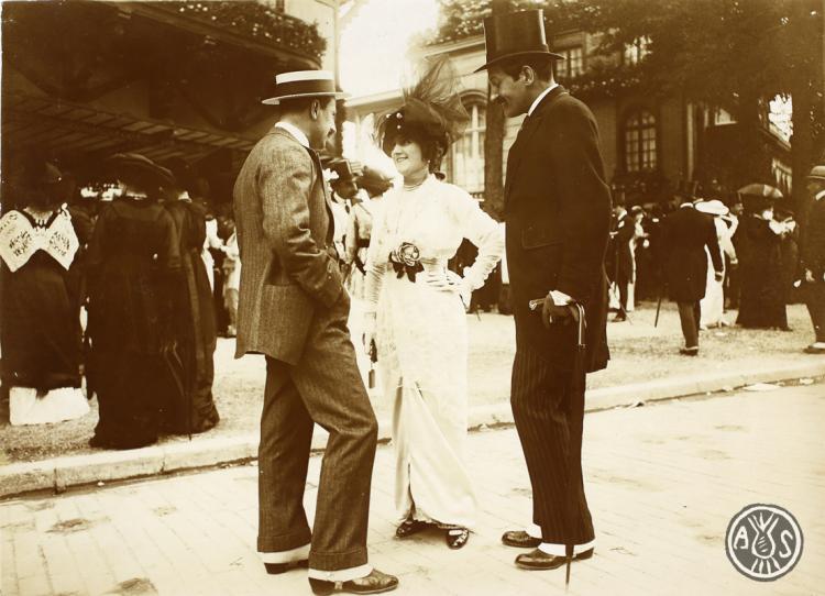 Pau Maria Turull Fournols (dreta) conversant durant una festa d'etiqueta al balneari de Vrigny (França).