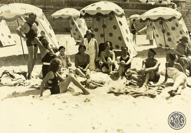 Grup d'homes i dones a la platja. França (?)
