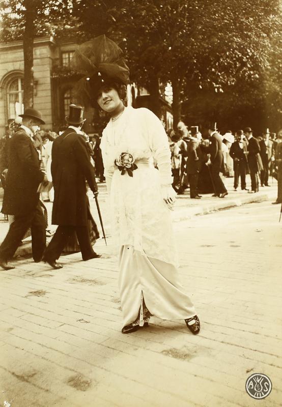 Dona vestida elegantment durant una festa d'etiqueta al balneari de Vrigny (França).