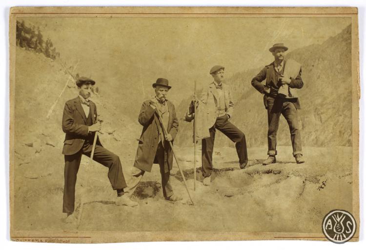 Excursionistes a la glacera de Montenvers a Chamonix (França).