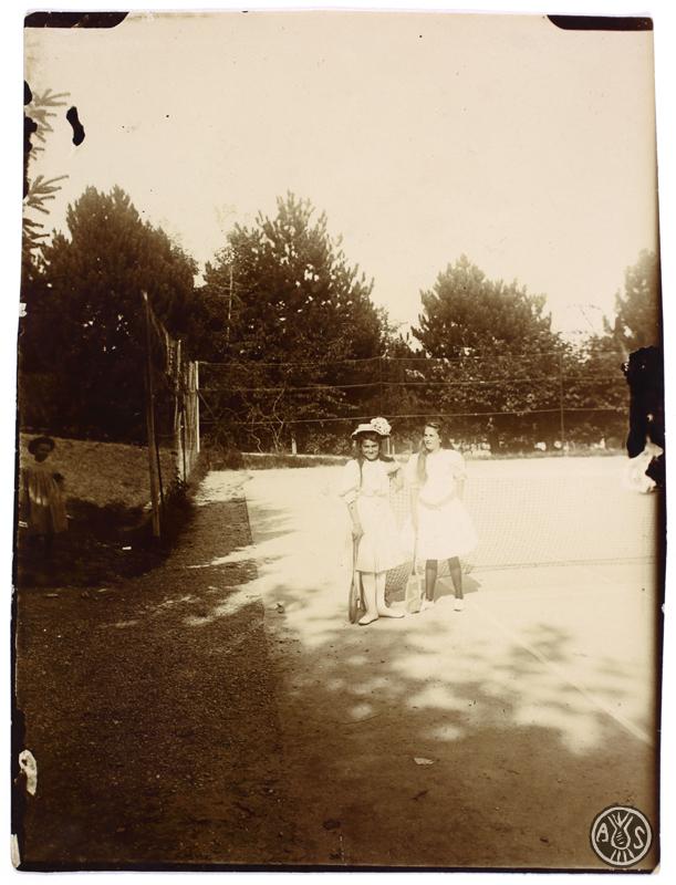 Dues nenes en una pista de tennis. Divonne-les-Bains (França).