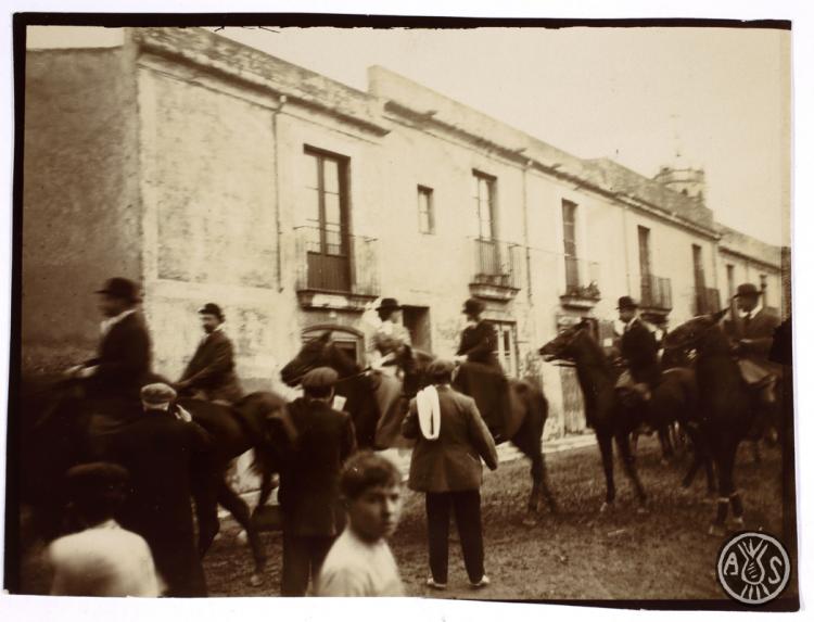 Genets a cavall per un carrer de Sabadell.