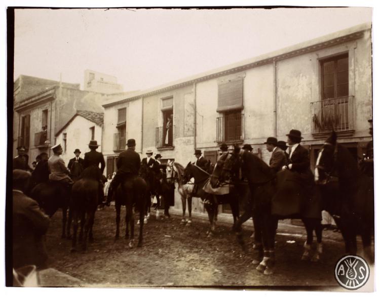 Genets a cavall per un carrer de Sabadell.