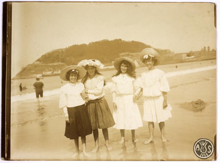 Quatre noies a la platja de la Concha. San Sebastià (País Basc).