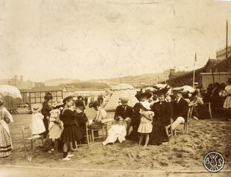 Grup d'homes, dones i infants a la platja de la Concha. San Sebastià (País Basc).