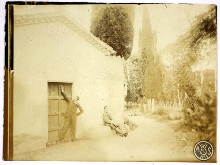 Dos homes davant d'una casa. Bosc de Can Feu. Sabadell (?)