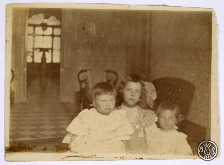 Tres infants a l'interior d'una casa. S.l.