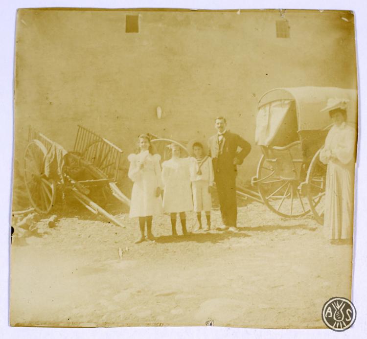 Pau Maria Turull Fournols acompanyat de tres infants i una dona. Al fons un carro i una tartana. S.l.