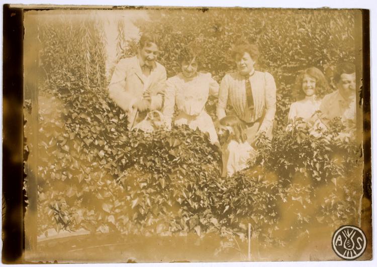 Retrat de grup en un jardí. Família Turull (?). S.l.