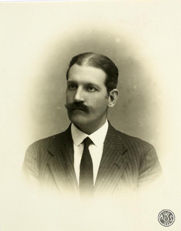 Retrat d'estudi de Pau Maria Turull Fournols. S.l.