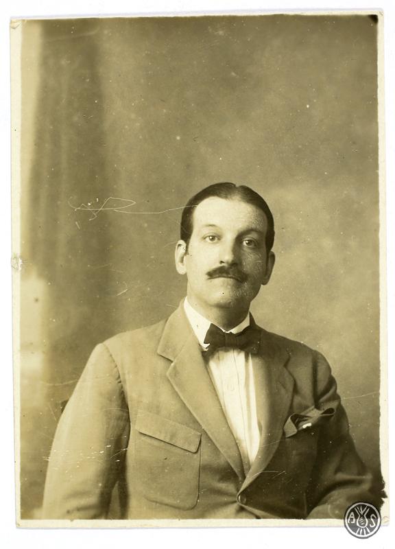 Retrat d'estudi de Pau Maria Turull Fournols. S.l.