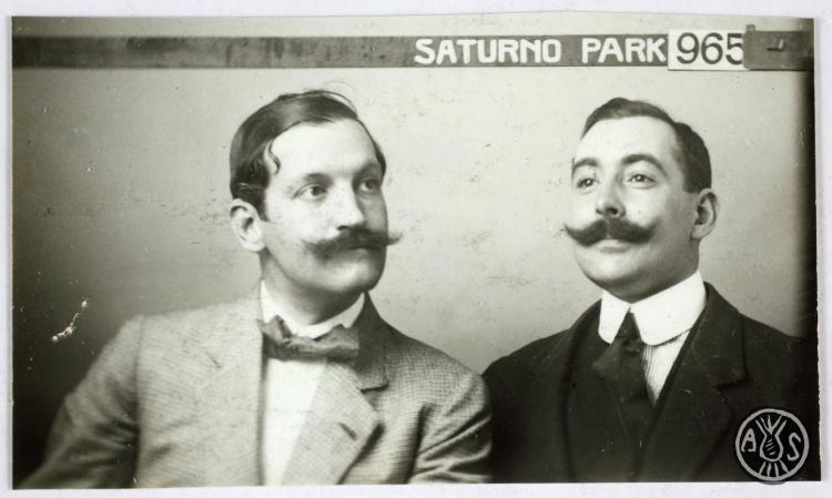 Retrat de Pau Maria Turull Fournols (esquerra) i home sense identificar. Saturno Park de Barcelona.