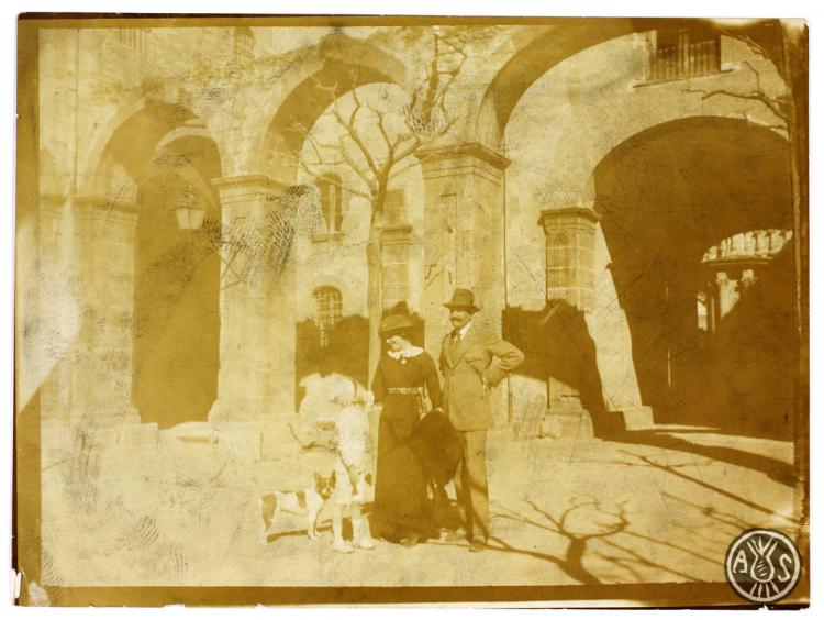 Pau Maria Turull Fournols amb una dona i un nen. Abadia de Montserrat.