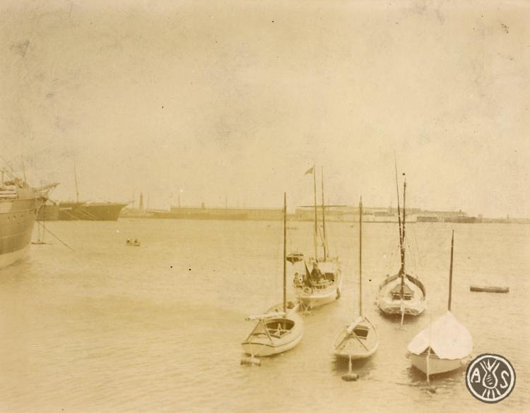 Barques i vaixells amarrats en un port. S.l.