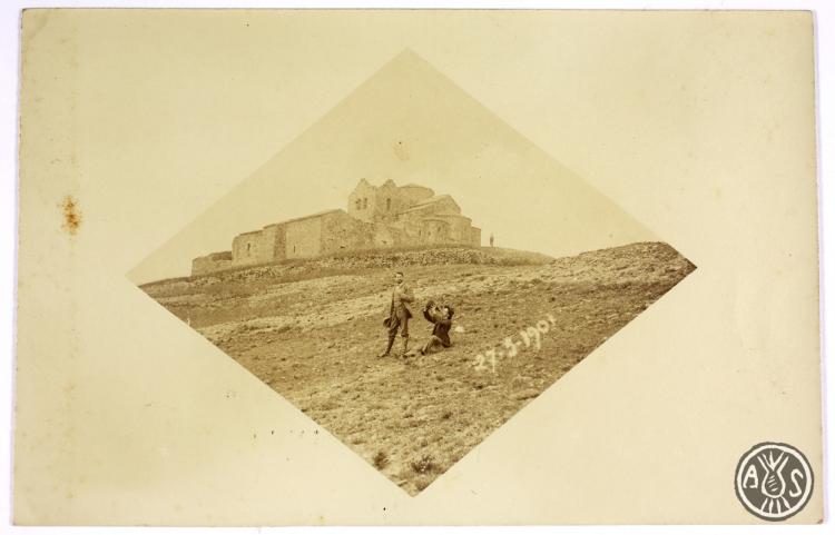 Dos homes amb el monestir de Sant Llorenç del Munt al fons.
