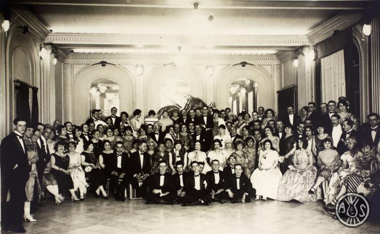 Retrat de grup durant un sopar de gala. S.l.