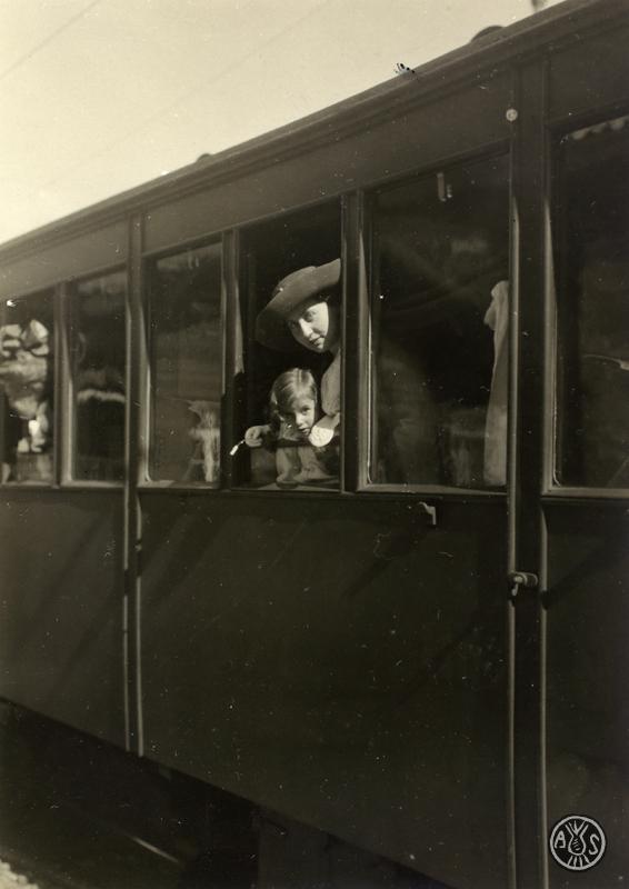 Dona i nen mirant per la finestra d'un tren. Saint Moritz (Suïssa).