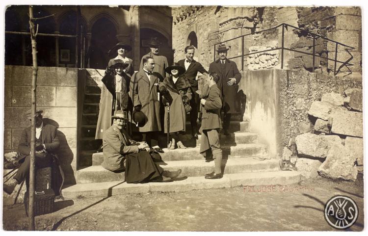 Retrat de grup. Assegut Pau Maria Turull Fournols. Claustre gòtic de Montserrat (?).