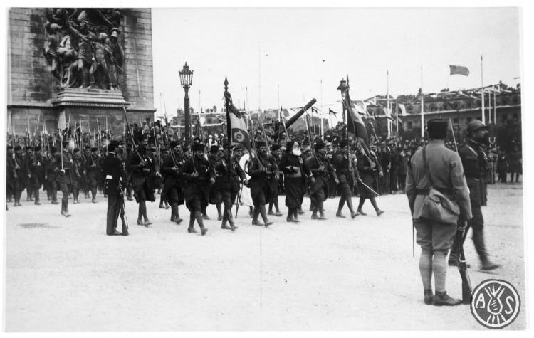 Desfilada militar en motiu de les Festes de la Victòria, festa nacional francesa. París (?). Edició postal.