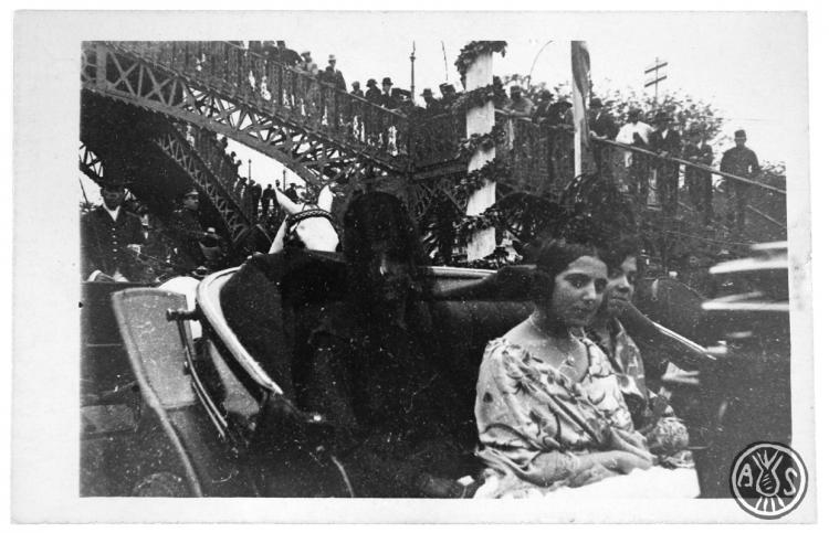 Tres dones desfilant sobre un carro de cavalls. París (França, ?).