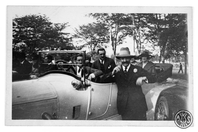 Grup al voltant d'un cotxe de la marca Rolls-Royce model Silver Ghost. S.l.