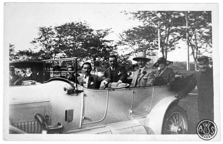 Grup al voltant d'un cotxe de la marca Rolls-Royce model Silver Ghost. S.l.