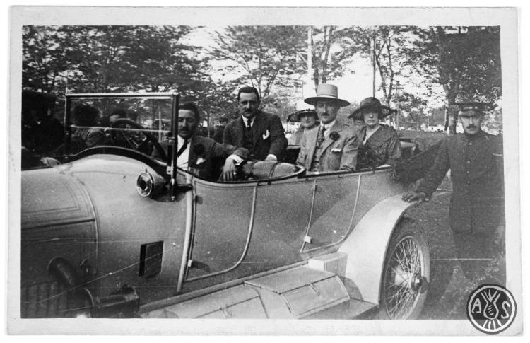 Grup al voltant d'un cotxe de la marca Rolls-Royce model Silver Ghost. S.l.