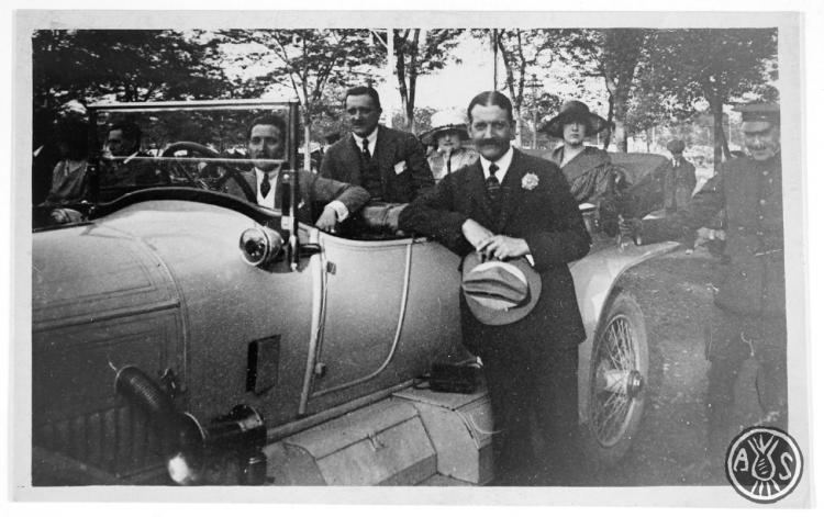 Grup al voltant d'un cotxe de la marca Rolls-Royce model Silver Ghost. S.l. En primer terme Pau Maria Turull Fournols.