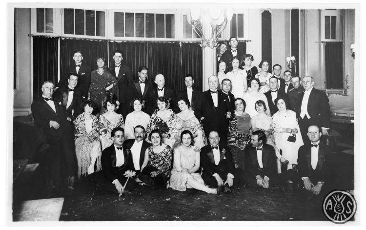 Retrat de grup durant una festa d'etiqueta. S.l.