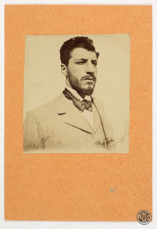 Retrat d'estudi d'home de perfil. S.l.